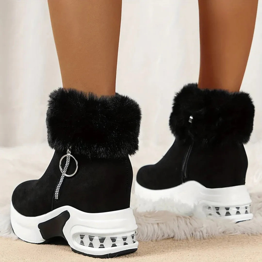 Schwarze Damenstiefeletten mit Kunstfell, Keilabsatz und Reißverschluss. Modische Winterstiefel, bequem und stilvoll für kalte Tage.