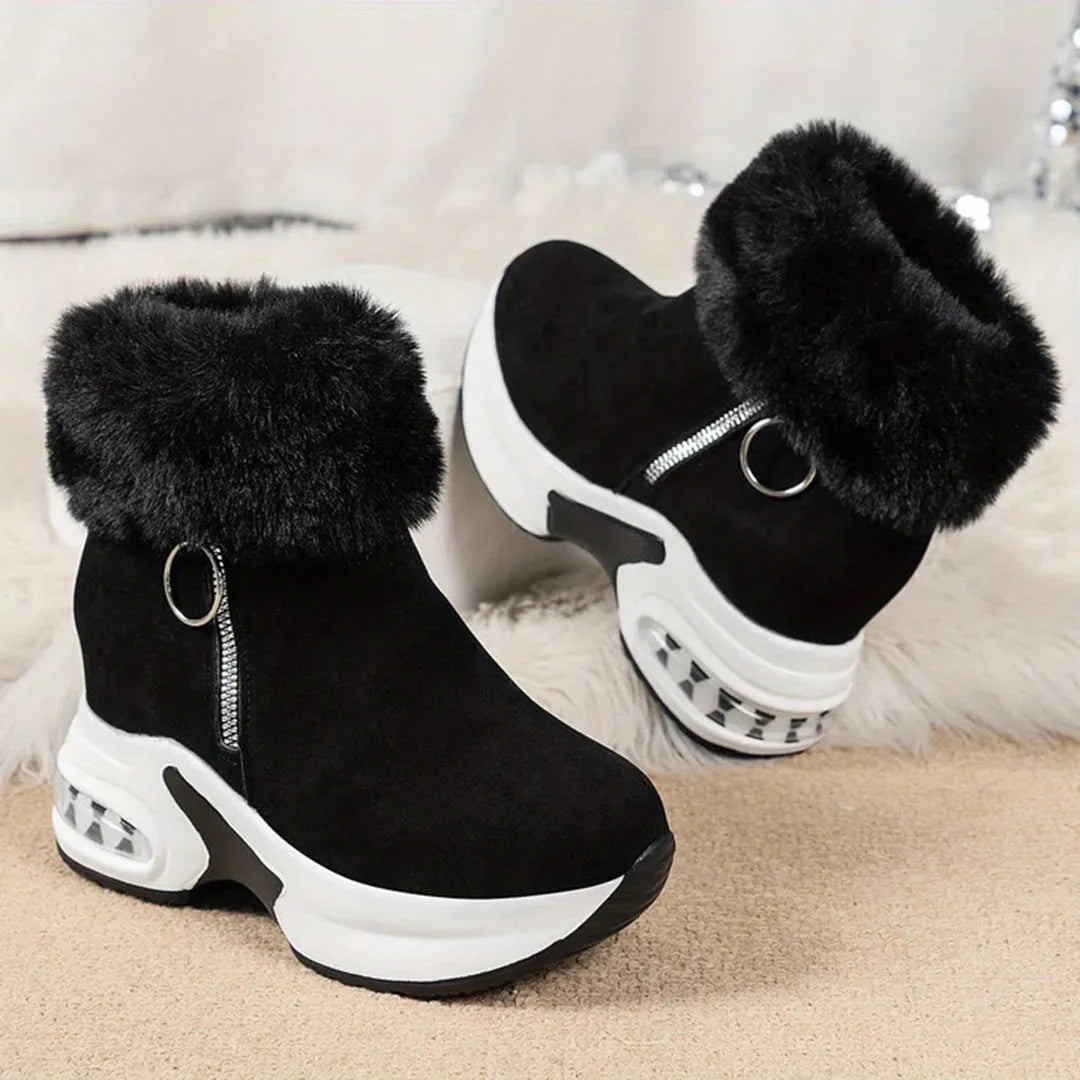 Schwarze Damen-Winterstiefel mit Kunstfell, Keilabsatz und Reißverschluss. Modische, warme Stiefeletten für kalte Tage. Ideal für Wintermode.