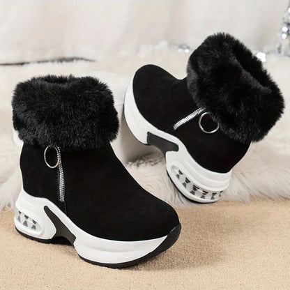 Schwarze Damen-Winterstiefel mit Kunstfell, Keilabsatz und Reißverschluss. Modische, warme Stiefeletten für kalte Tage. Ideal für Wintermode.