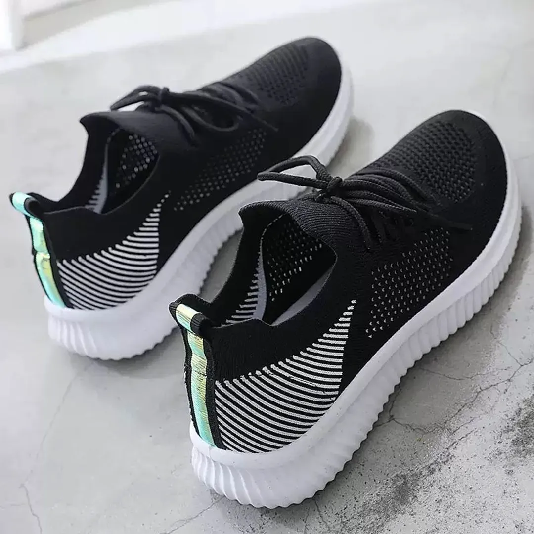 Schwarze Sneaker mit weißer Sohle, atmungsaktivem Mesh-Obermaterial und modernem Design. Perfekt für Sport und Freizeit.