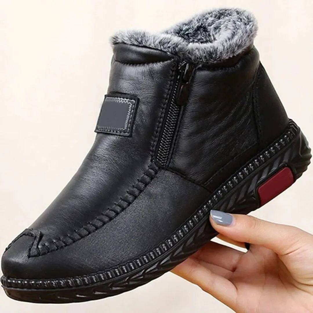 Schwarzer Winterstiefel mit Kunstfellfutter, Reißverschluss und rutschfester Sohle. Bequem, warm, ideal für kalte Tage. Herrenschuh, modisch.