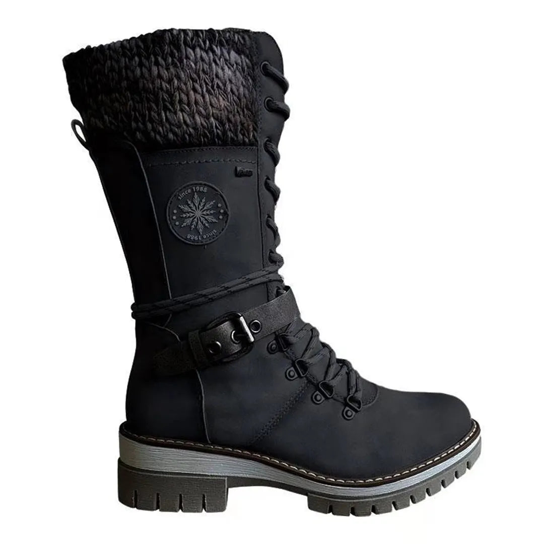 Schwarzer Damen-Winterstiefel mit Schnürung, gefüttertem Schaft und robuster Sohle. Perfekt für kalte Tage. Hochwertige Outdoor-Stiefel.