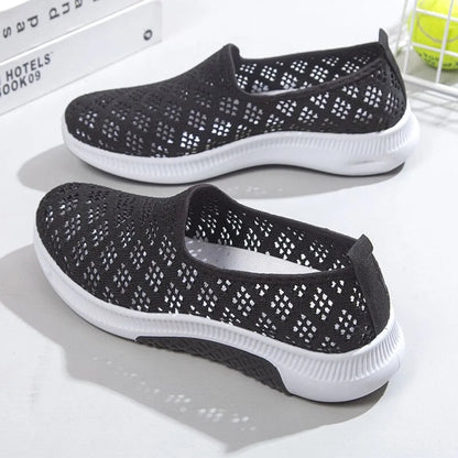 Schwarze Damen-Sneaker mit atmungsaktivem Mesh-Design und weißer Sohle, ideal für Freizeit und Sport. Bequeme, leichte Schuhe für den Alltag.