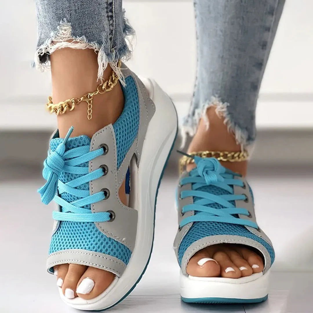 Damen-Sneaker in Blau und Grau mit Keilabsatz, atmungsaktivem Mesh, ideal für Sommermode. Perfekt kombinierbar mit Jeans und Freizeitkleidung.
