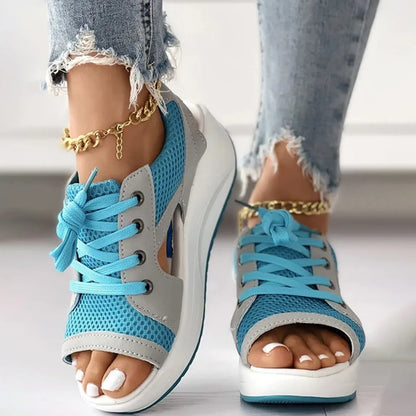 Damen-Sneaker in Blau und Grau mit Keilabsatz, atmungsaktivem Mesh, ideal für Sommermode. Perfekt kombinierbar mit Jeans und Freizeitkleidung.