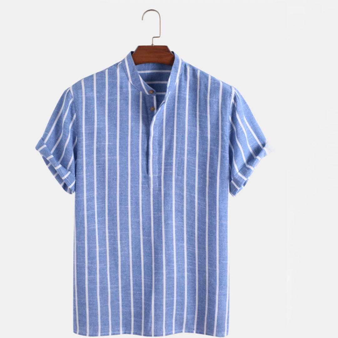 Blaues Herrenhemd mit weißen Streifen, Stehkragen und kurzen Ärmeln. Perfekt für Sommermode, lässiger Stil, atmungsaktiver Stoff.