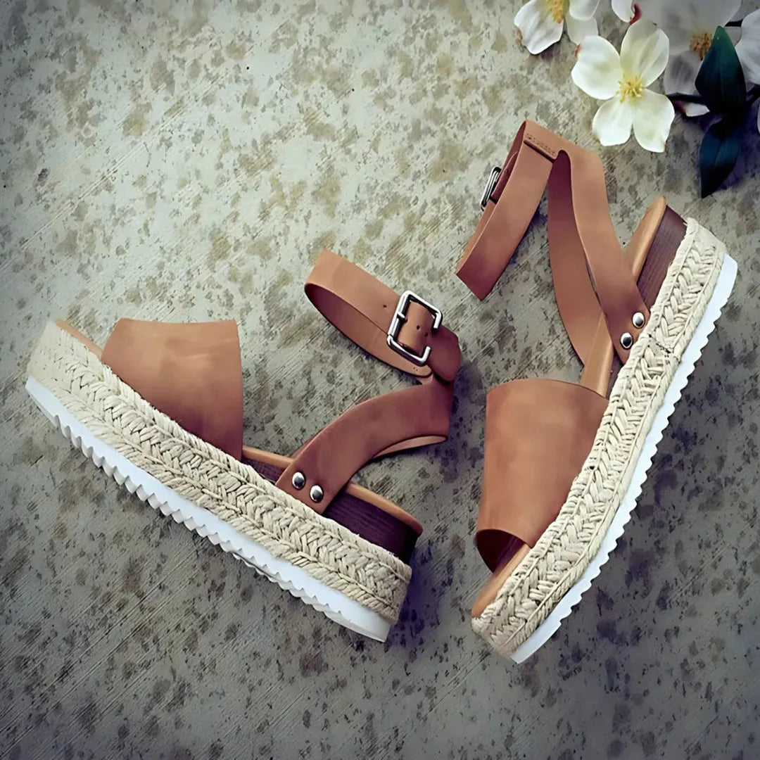 Braune Plateau-Sandalen mit geflochtener Sohle und verstellbarem Riemen, ideal für Sommermode. Perfekt für Damen, die stilvolle Schuhe suchen.