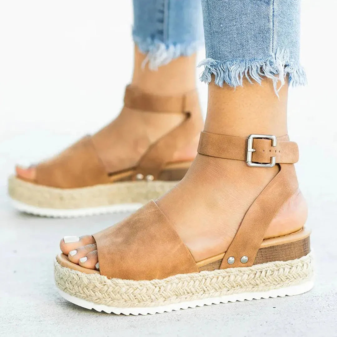 Braune Sandalen mit Keilabsatz und Knöchelriemen, aus Wildleder, ideal für Sommermode. Perfekt kombinierbar mit Jeans oder Kleidern.