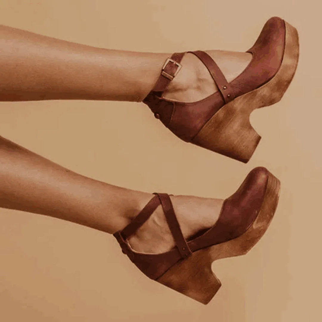Braune Plateau-Schuhe mit Holzabsatz und Riemchen, ideal für Damenmode. Trendige, bequeme Sandalen für stilvolle Outfits und besondere Anlässe.
