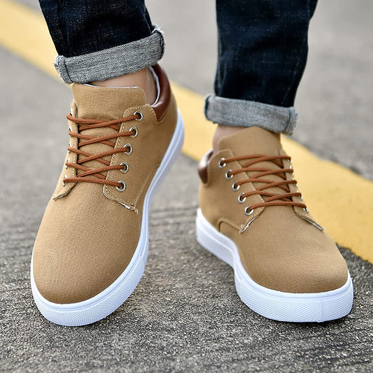 Beige Sneaker aus Canvas mit weißer Sohle, ideal für Herrenmode. Perfekt für Freizeit und Alltag. Trendige Schuhe für stilbewusste Männer.