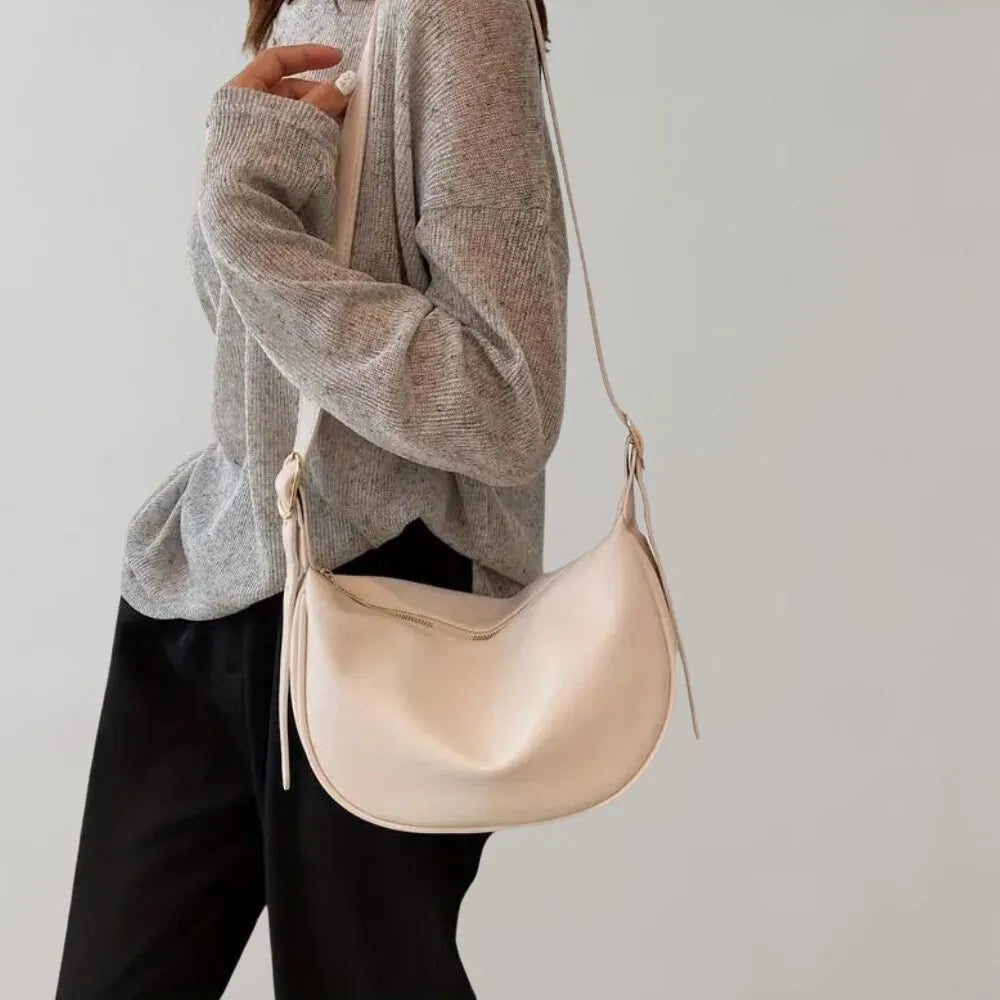 Damenhandtasche aus weißem Leder, Halbmond-Design, lässiger Stil. Perfekt für den Alltag. Hochwertige Verarbeitung, modisch und praktisch.