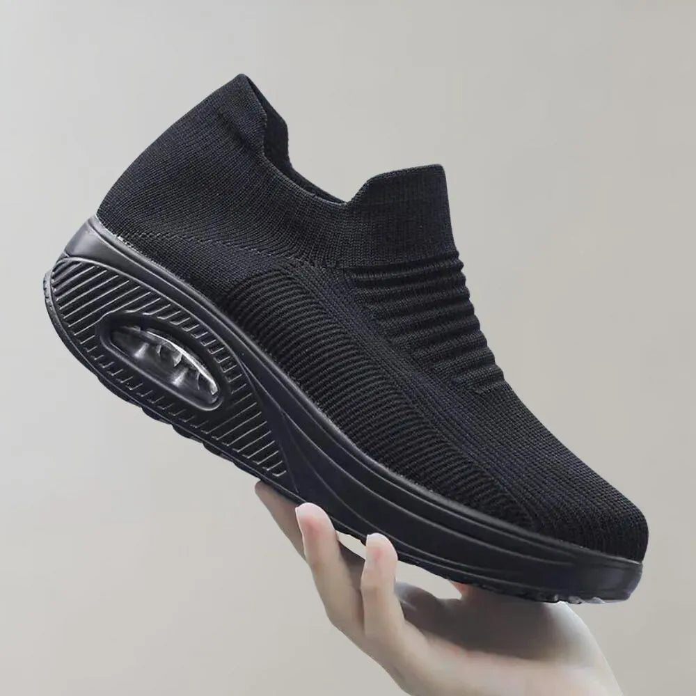 Schwarzer Sneaker mit Luftpolstersohle, atmungsaktivem Strickmaterial und ergonomischem Design. Ideal für Komfort und Stil.