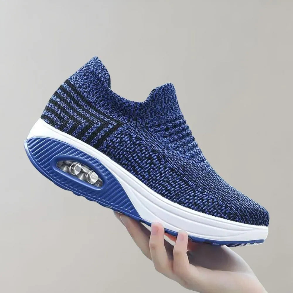 Blauer Sneaker mit Luftpolstersohle, atmungsaktivem Strickmaterial und rutschfester Sohle. Ideal für Sport und Freizeit.