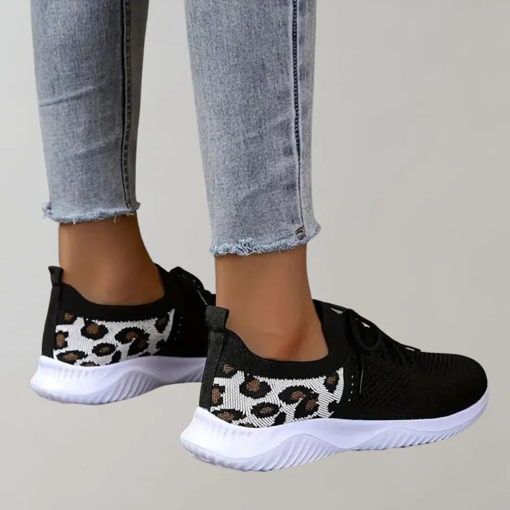 Schwarze Sneaker mit Leopardenmuster, Damenmode, bequeme Sportschuhe, trendige Freizeitschuhe, ideal für Alltag und Fitness, modische Turnschuhe.