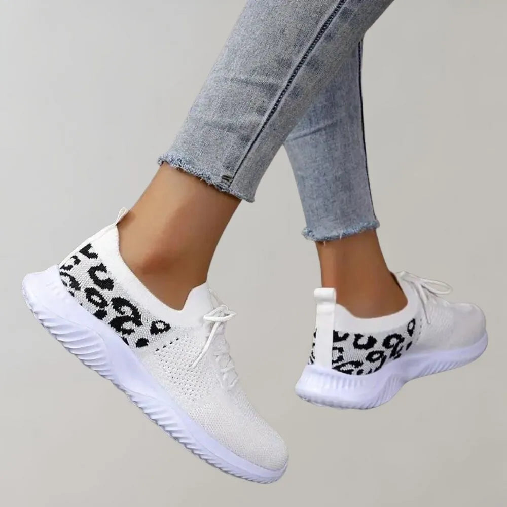 Weiße Sneaker mit Leopardenmuster, Damenmode, bequeme Sportschuhe, trendige Freizeitschuhe, atmungsaktives Design, ideal für Alltag und Sport.