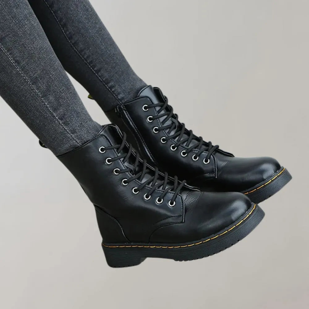 Schwarze Lederstiefel mit Schnürung, robustem Design und gelber Naht. Perfekt für Herbstmode, Damenstiefel, trendige Schuhe, lässiger Stil.