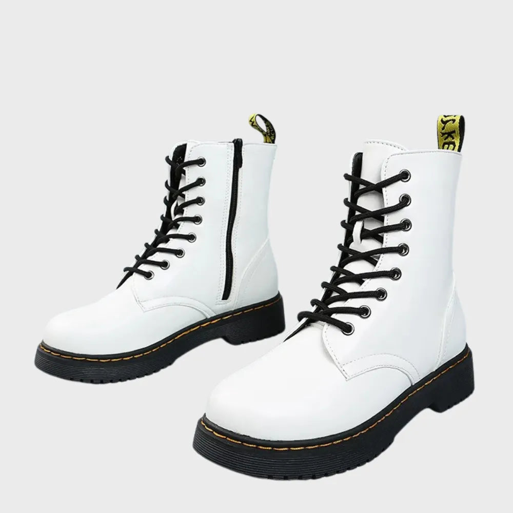 Weiße Schnürstiefel mit schwarzer Sohle und Reißverschluss, ideal für Damenmode. Trendige, robuste Boots für Herbst und Winter.