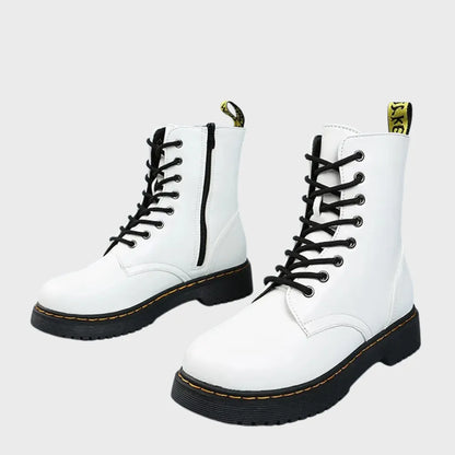 Weiße Schnürstiefel mit schwarzer Sohle und Reißverschluss, ideal für Damenmode. Trendige, robuste Boots für Herbst und Winter.
