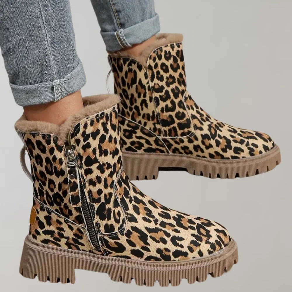 Damenstiefel mit Leopardenmuster, warm gefüttert, seitlicher Reißverschluss, rutschfeste Sohle. Modische Winterstiefel für Damen.