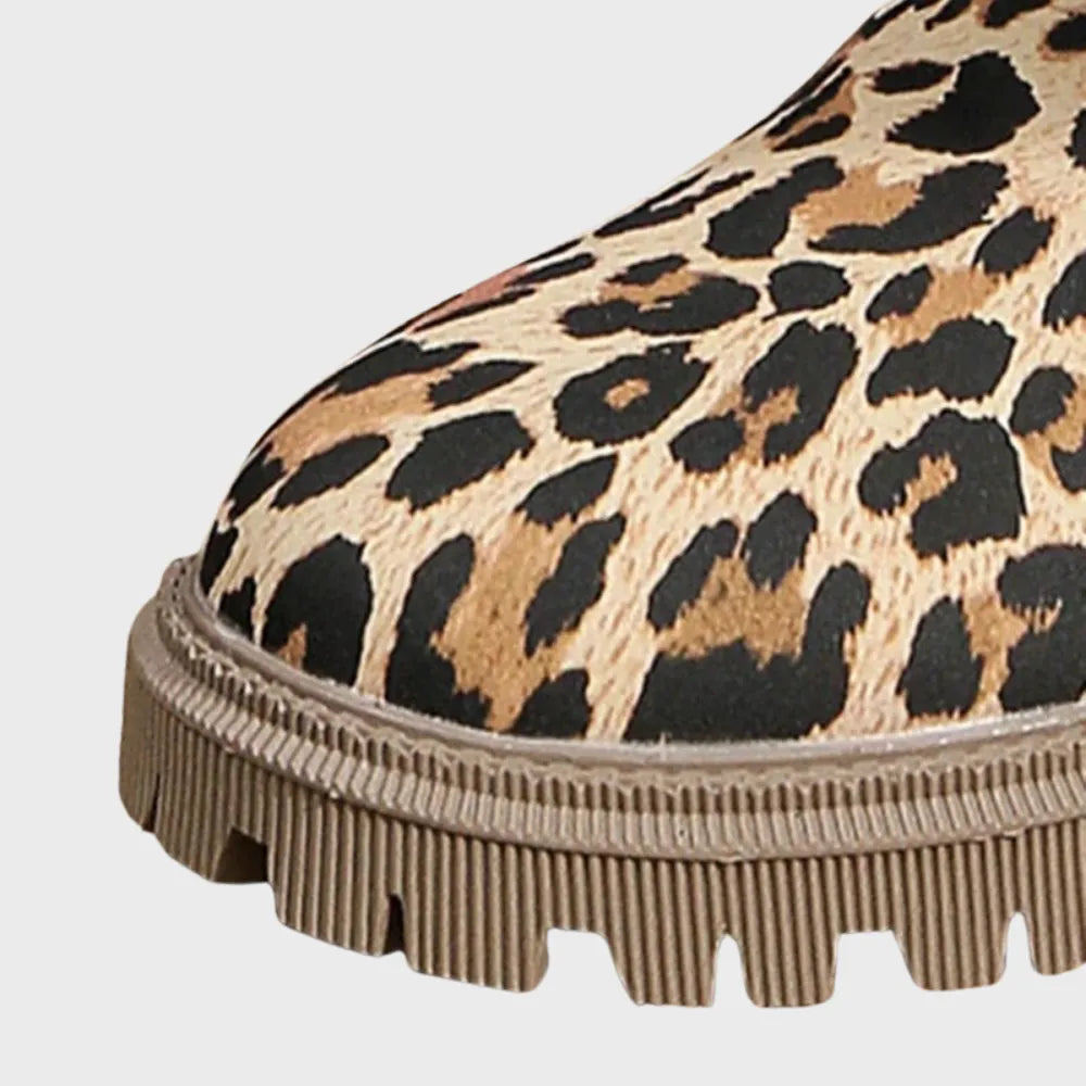 Leopardenmuster Stiefel mit robuster Sohle, modisch und trendig. Perfekt für Herbstmode, Damenstiefel, Tierprint, stylische Schuhe.