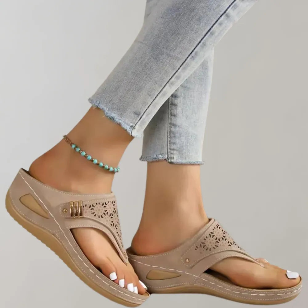 Beige Damen-Sandalen mit Keilabsatz, Blumenmuster und verstellbarem Riemen. Perfekt für Sommermode und bequemen Alltagsstil.