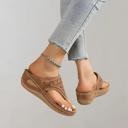 Bequeme Damen-Sandalen in Braun, mit Keilabsatz und floralem Design. Perfekt für Sommermode, Freizeit und Strand. Hochwertige Materialien.