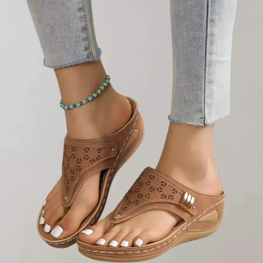 Damen Sandalen, braun, mit Cut-Out-Design und Keilabsatz. Bequem und modisch, ideal für Sommer und Freizeit. Perfekt zu Jeans und Kleidern.