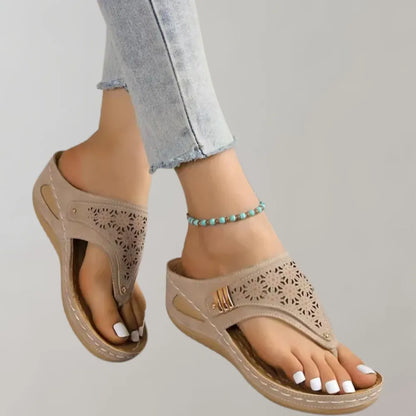 Beige Damen-Sandalen mit Blumenmuster, Keilabsatz und Zehentrenner. Ideal für Sommermode, bequem und stilvoll. Perfekt für Freizeitoutfits.