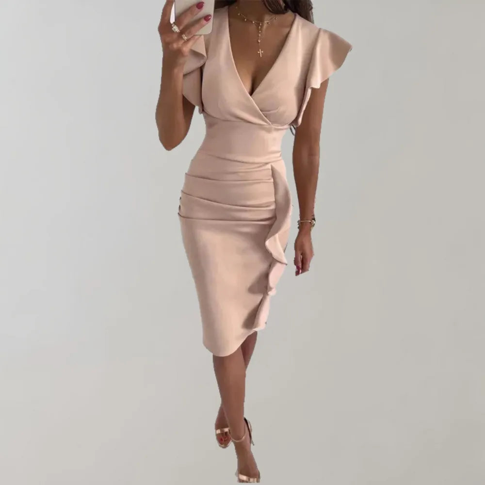 Elegantes apricotfarbenes Kleid mit Rüschen, V-Ausschnitt und Flügelärmeln. Perfekt für Abendmode und besondere Anlässe. Damenmode-Trend.