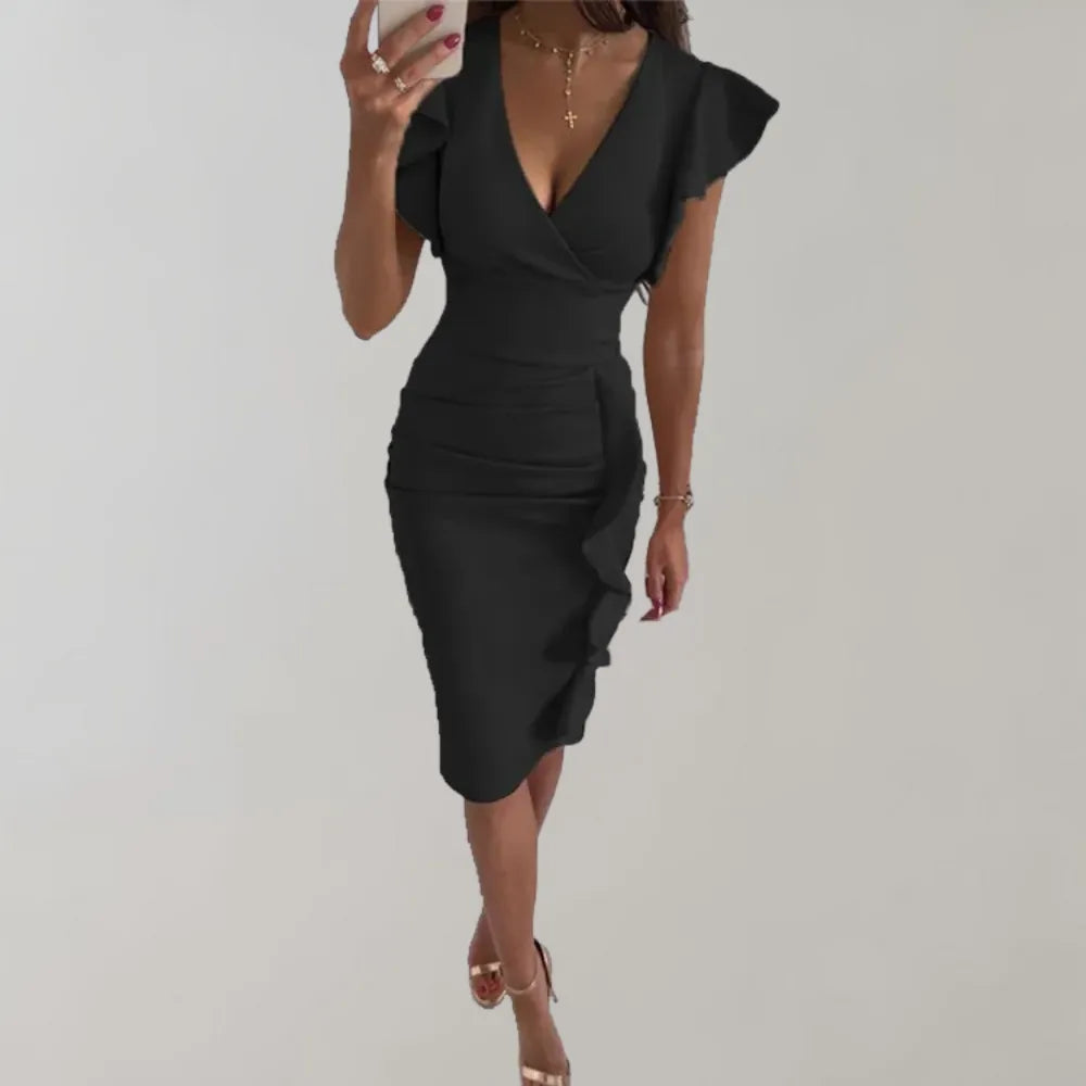 Elegantes schwarzes Kleid mit V-Ausschnitt und Rüschenärmeln, figurbetontes Design, ideal für Abendmode und besondere Anlässe.