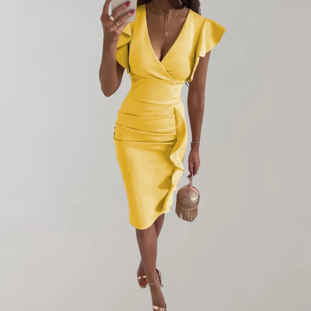 Elegantes gelbes Kleid mit Rüschen, V-Ausschnitt und taillierter Passform. Perfekt für Sommermode, Abendveranstaltungen und stilvolle Anlässe.