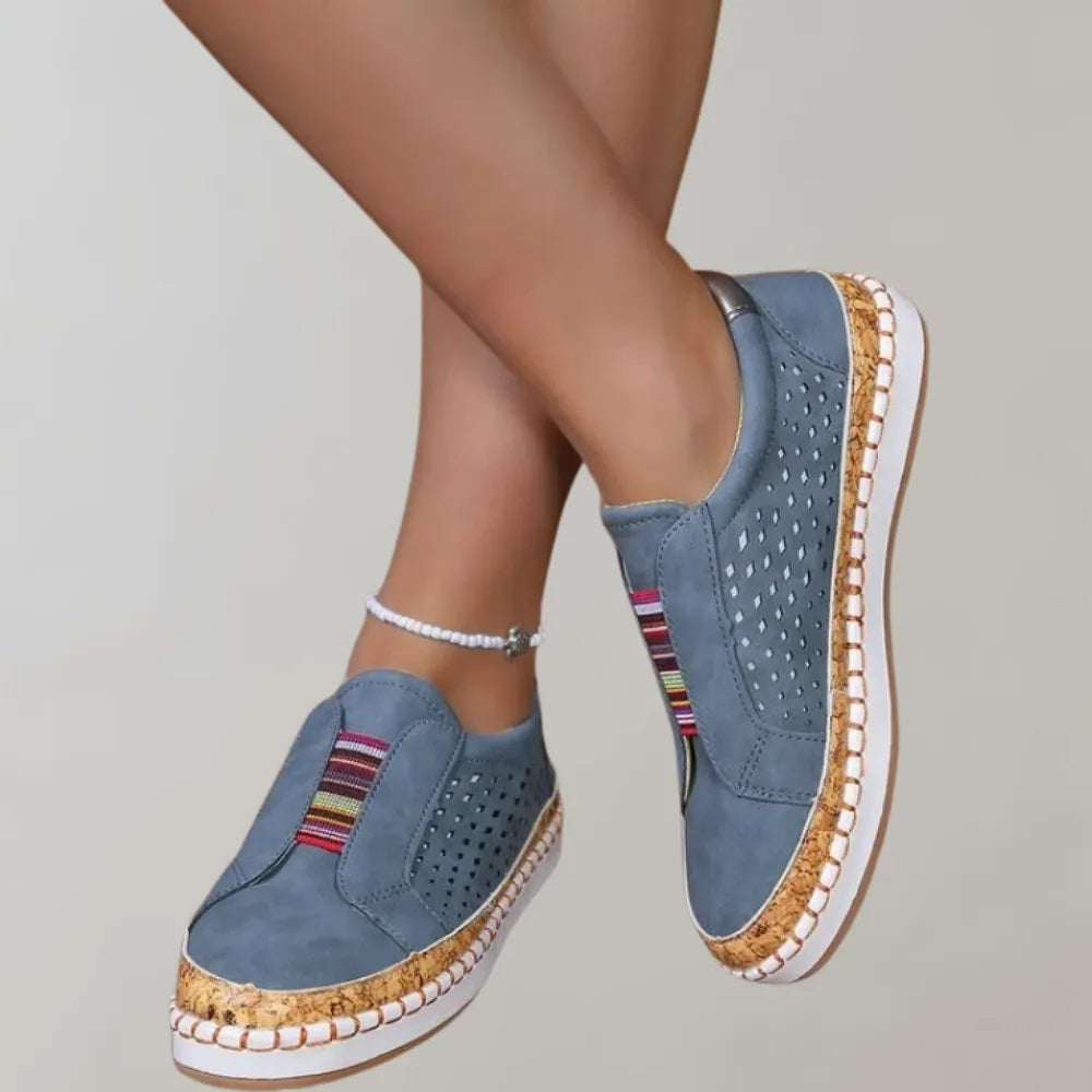 Damen-Sneaker in Blau mit perforiertem Design, gestreiften Details und Korksohle. Bequeme Freizeitschuhe, ideal für den Alltag.