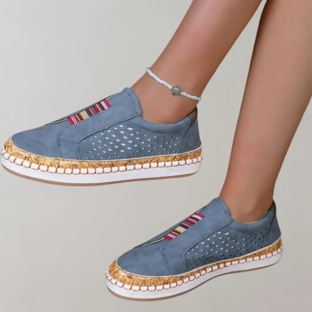 Blaue Damen-Sneaker mit bunten Streifen, perforiertem Design und geflochtener Sohle. Bequeme Freizeitschuhe, ideal für den Sommer.