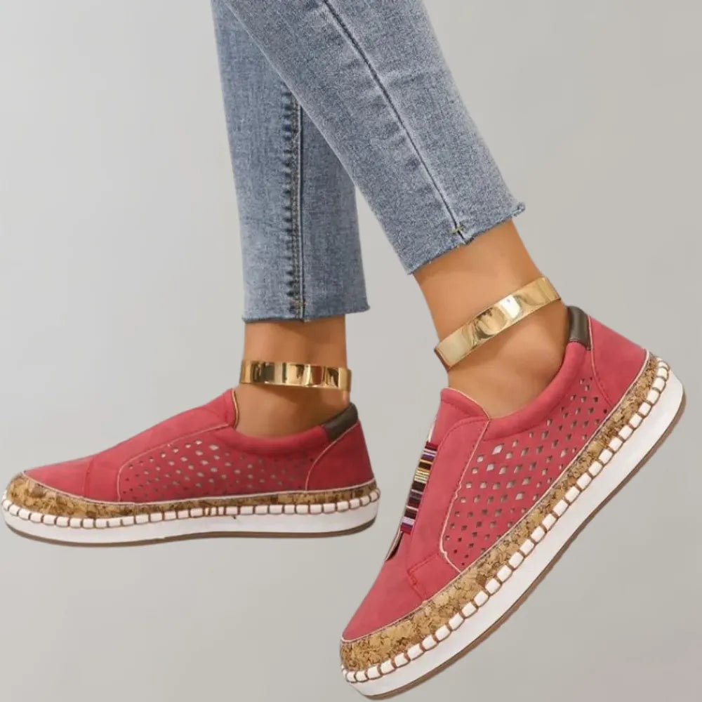 Rote Damen-Sneaker mit perforiertem Design, Espadrille-Sohle und goldenen Akzenten. Bequeme Freizeitschuhe, ideal für den Sommer.