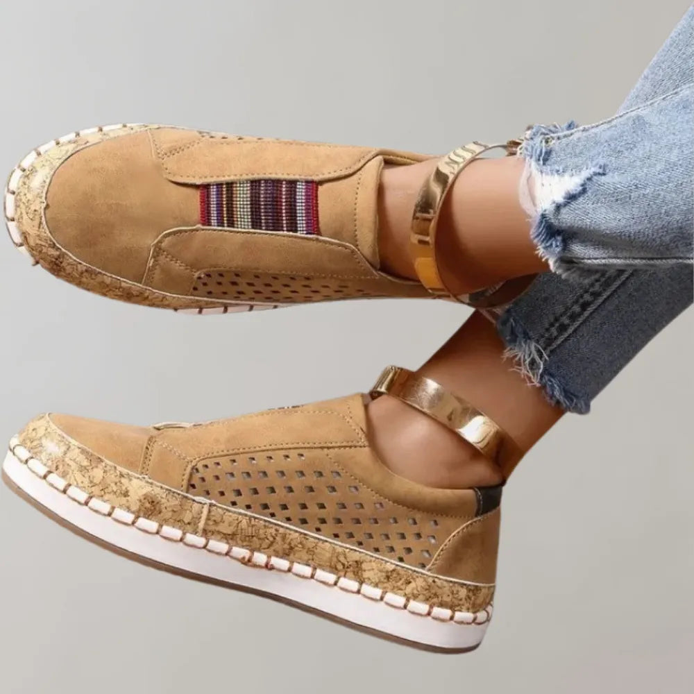 Damen-Sneaker in Gelb mit bunten Streifen, perforiertem Design und Plateau-Sohle. Modische Freizeitschuhe, ideal für den urbanen Look.
