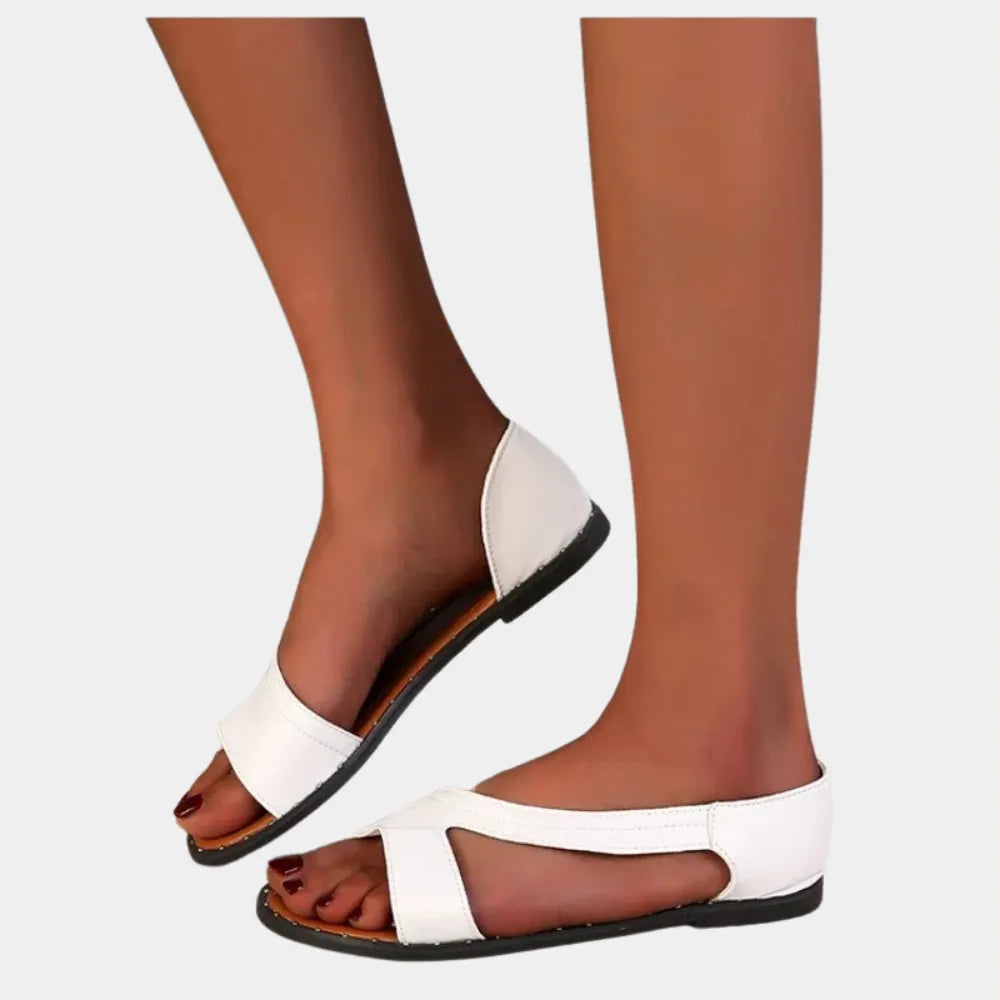 Weiße Sandalen mit offenem Zeh und flachem Absatz, ideal für Sommermode. Bequeme Damen-Schuhe, perfekt für Freizeit und Strand.