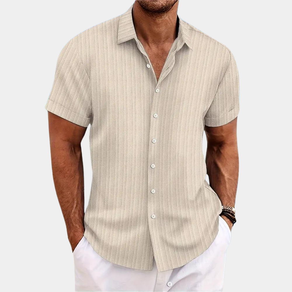 Beiges Herrenhemd mit kurzen Ärmeln, gestreiftem Muster und Knopfleiste. Perfekt für Sommermode, Freizeitkleidung und stilvolle Outfits.