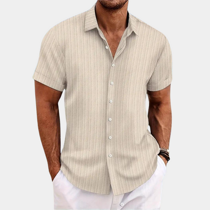 Beiges Herrenhemd mit kurzen Ärmeln, gestreiftem Muster und Knopfleiste. Perfekt für Sommermode, Freizeitkleidung und stilvolle Outfits.
