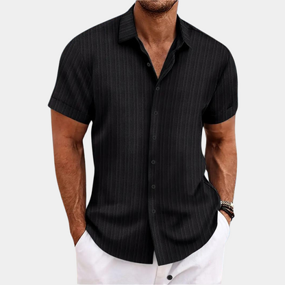Schwarzes Herrenhemd mit feinem Streifenmuster, kurzärmelig, klassischer Kragen. Perfekt für elegante Freizeit- und Business-Looks.