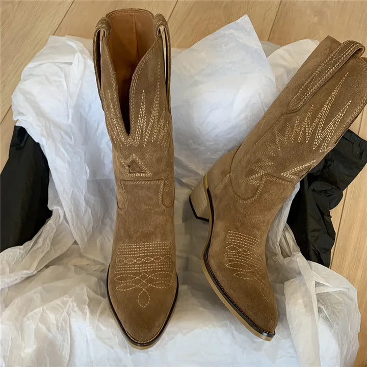 Damenstiefel aus Wildlederimitat, mittelhoch, braun, mit dekorativen Nähten. Perfekt für Herbstmode und vielseitige Outfits.