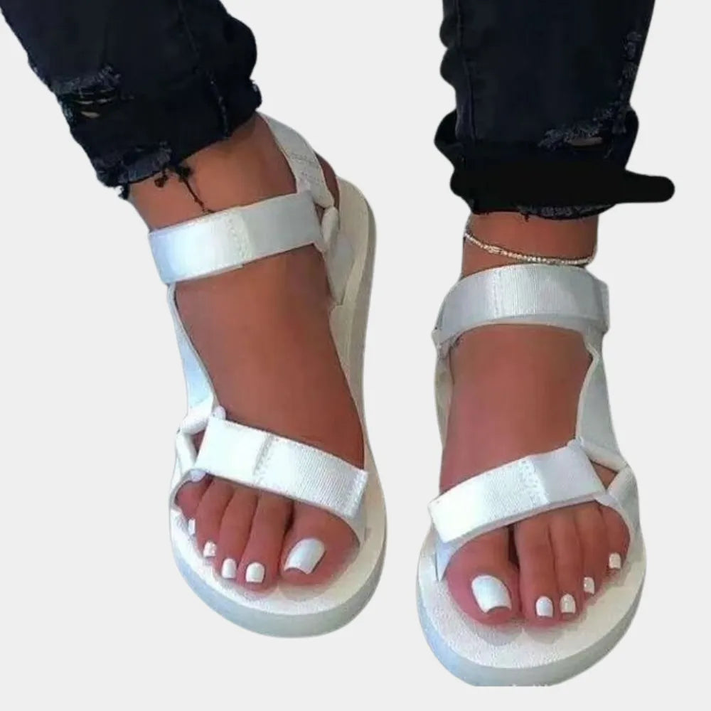 Weiße Sandalen mit breiten Riemen, ideal für Sommermode. Bequeme Damen-Sandalen, perfekt für Strand und Freizeit. Trendige Fußbekleidung.