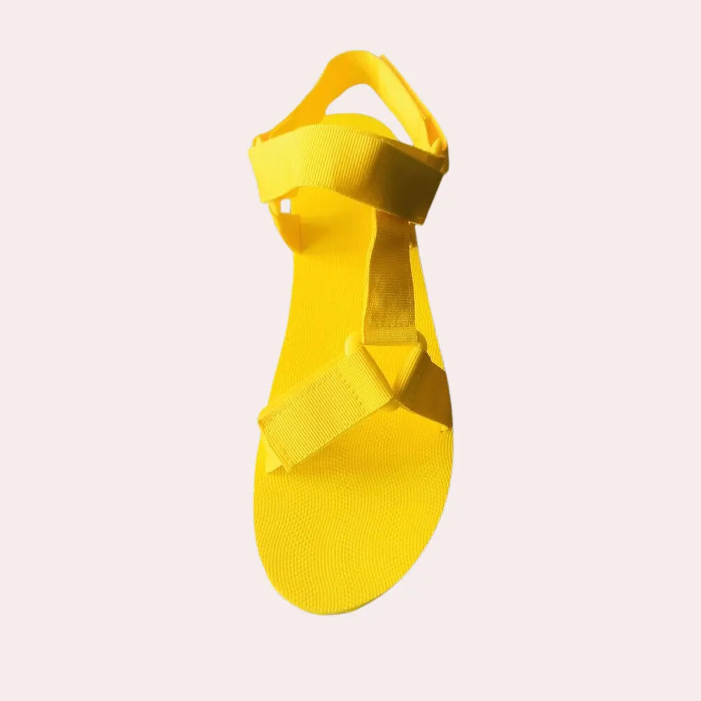 Gelbe Sandale mit Klettverschluss, ideal für Sommer und Freizeit. Bequeme Passform, modisches Design, perfekt für Damenmode und Outdoor-Aktivitäten.
