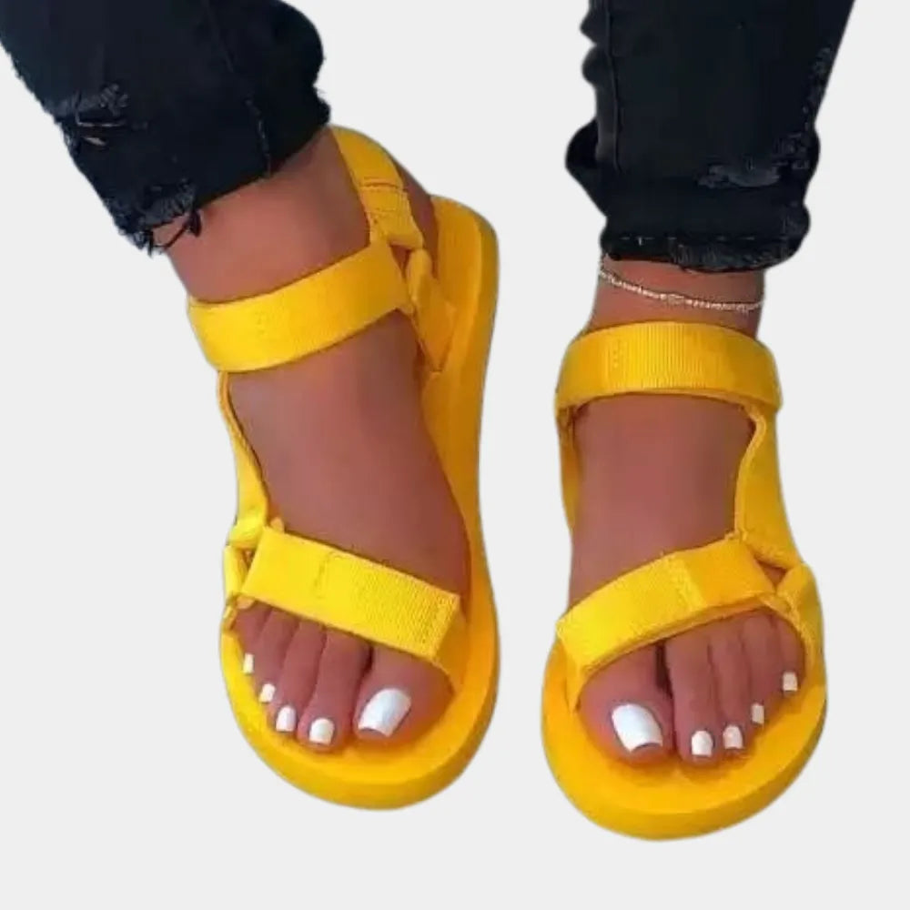 Gelbe Sandalen mit Klettverschluss, ideal für Sommermode. Bequeme, stilvolle Schuhe für Damen, perfekt für Freizeit und Strand.