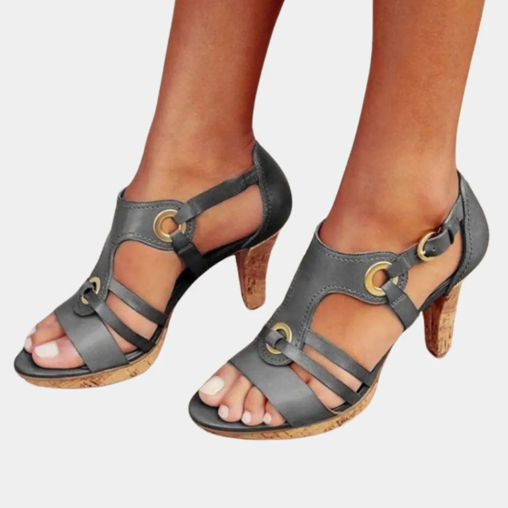 Graue Sandaletten mit Korkabsatz, elegantes Design, ideal für Sommermode. Bequeme Damenschuhe, perfekt für Freizeit und besondere Anlässe.