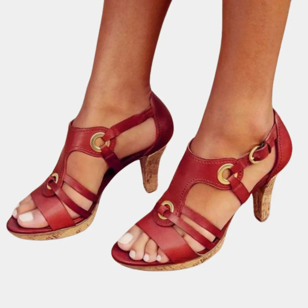 Rote Sandaletten mit Korkabsatz, elegantes Design, ideal für Sommermode. Perfekt für Damen, die stilvolle und bequeme Schuhe suchen.