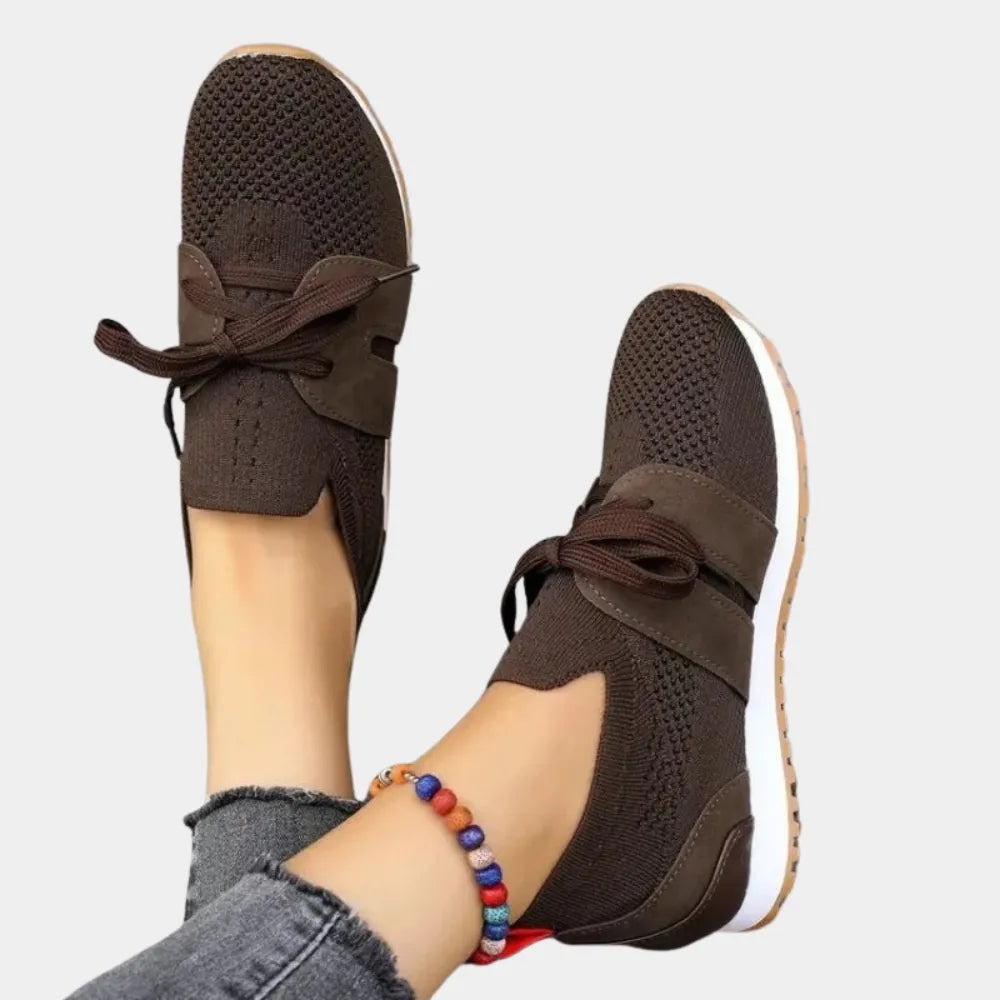 Damen-Sneaker in Dunkelbraun, atmungsaktives Strickmaterial, bequeme Passform, modisches Design, ideal für Freizeit und Alltag.