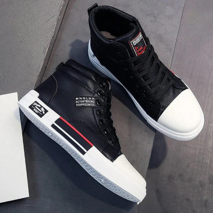 Schwarze High-Top-Sneaker aus Leder mit weißer Sohle, modisches Design, Herrenmode.