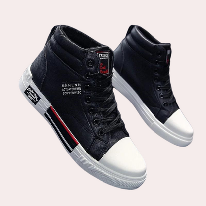 Schwarze High-Top-Sneaker, Leder, weiße Sohle, modisches Design, Herrenmode.