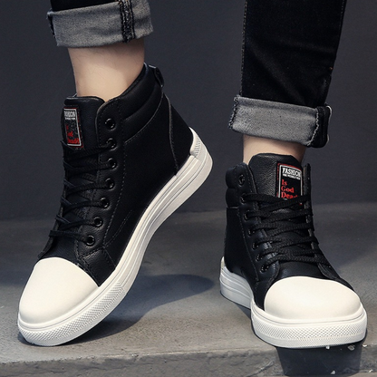 Schwarze High-Top-Sneaker aus Leder mit weißer Sohle, modisch und bequem für Herren.