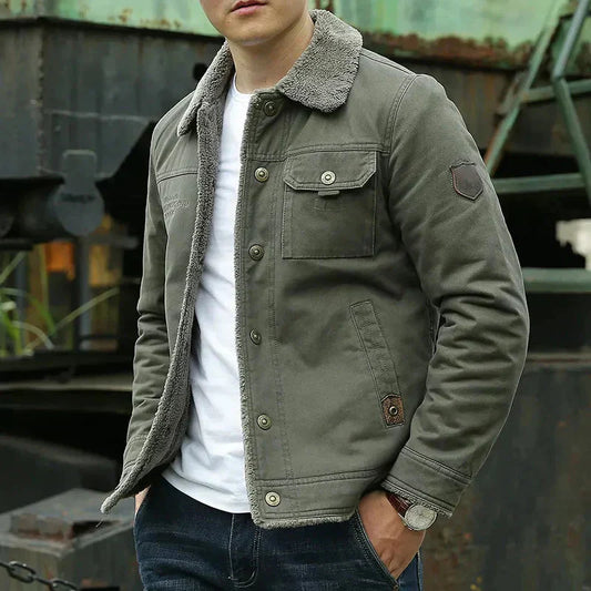 Herrenjacke mit Sherpa-Futter, olivgrün, Knopfleiste, Brusttasche, ideal für Herbstmode. Perfekt für lässigen, warmen Stil.
